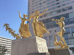 広島駅の新幹線側ロータリーでボンと待ち合わせ！

今まで気づかへんかつたけど、何かモニュメントも飾られてた(^_^)