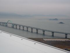 おおーー　あれが関門海峡?
と思って写真撮ったけど。
ぶっぶー。

長崎と同じで北九州空港も埋め立て。
あれは九州本土につながる連絡橋。