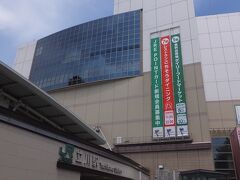 駅の上にそびえるグランデュオ。できた当時は阪急百貨店との共同出店で話題になりました。
最初は１階が欧米流にグラウンドフロア、でびっくり。今は普通のようです。
