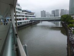 東急の横浜駅から地上は遠い。
やっと東口。
運河をわたって