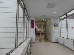 街中に移動。山形屋百貨店へ。
地下の食品売り場へ。お菓子の購入のみ。