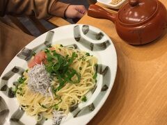 ボンが朝飯抜きで付き合ってくれてたんで、パスタランチを！

こちらはシラスとたらこと大葉の鰹出汁のパスタ(^_^)