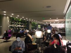 ＜ハマド国際空港：ビジネスクラスラウンジ＞5:00

この時間帯は、とても混雑していました。