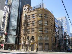 堺筋にある生駒時計店の本社ビルです。

昭和5年の建築で、左上部の時計塔がシンボルのようです。

日曜日は休みのようで、営業日は見学が出来るようです。
