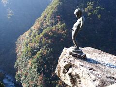 下を見ると目も眩むような突き出た岩の上に、地元の子供達や旅人が度胸試しをしたという逸話をもとに作られた小便小僧の像が立っています。
ここでバスを降りて観光している間にバスはUターンして10分ほどで戻ってくるはずでしたが・・