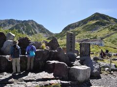 バスで移動して室堂平に到着です。いい天気で良かったです。山の上なので寒いかなと思って、ウインドブレーカーや薄手のフリースを用意していましたが、全然寒くありませんでした。むしろ日差しで暑かったです。帽子は必須です。