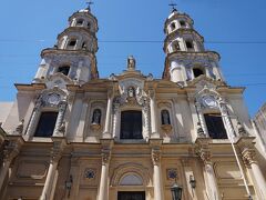 ドレーゴ広場近くのサン・ペドロ・ゴンザレス・テルモ教会
18世紀に建てられた淡い黄色の外観が印象的なバロック建築教会　ファザード部が見事です