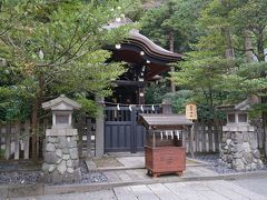 鶴岡八幡宮末社の白旗神社は源頼朝と源実朝を祀る社です。