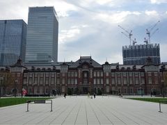 東京駅舎。
駅前、広々しましたねぇ。

久々のバスツアー♪集合は道路を挟んで反対側の丸ビル前です。
前夜に雨が降って、スッキリしない天気ですが、果たして富士山は見られるのでしょうか？