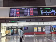 新型コロナ流行後初の羽田空港
GOTOトラベルキャンペーンが浸透してきて旅行に出掛ける人が増えた時期でしたが、出発便の案内板にはまだまだ赤字（欠航便）が多い時期でした

搭乗したJAL　羽田ー函館便は往復ともほぼ満席
機内は飲み物を飲む時以外はマスク着用の案内がありました

大半の人は静かにしていたけど、真後ろの席のグループがずーーーとお喋り
マスク着用は確認したけど、この時期配慮してほしいですね。

