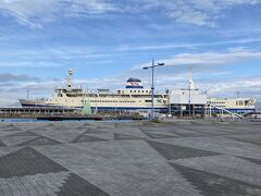 摩周丸はもともとあった連絡船用の岸壁につながれている。もう運行を終わって30年以上たつから、乗ったことのある人も少なくなってきているかな。自分が初めての北海道旅行で乗ったのがこの摩周丸で、行きも帰りもこの船だったのでご縁があるのでしょう。30数年前の記憶とどう違っているでしょうか。