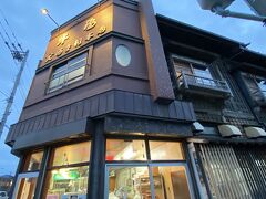 ホテルからタクシーで今晩の夕食、阿佐利 本店へ。運転手さんは距離は近いけど嫌な顔ひとつせず、お店の話とかしてくれた。明治初めからの老舗。さすが、文明開化の開港の地、歴史の浅い北海道とはいえ、ここは日本のすき焼きの歴史とともに続いているお店。
お店構えとしてはお肉屋さんがやっているすき焼き屋さんというか、すき焼き屋さんがやっているお肉屋さんというか。コロッケも有名。