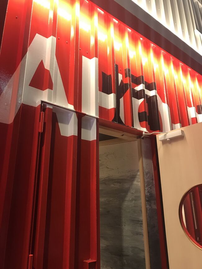 　1日目の夕食は 予約してもらった店へ。<br />支店？がいくつかある店だったようで、<br />最後の最後でさ迷って到着。