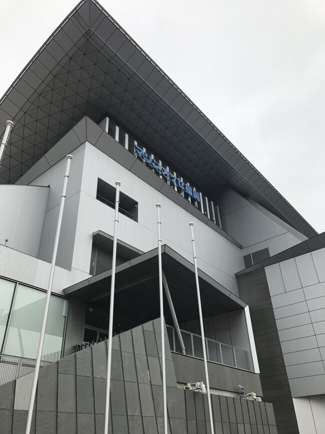 　海風なのか外は少し寒かった。