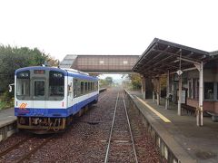次の田鶴浜駅で普通列車と行き違い。