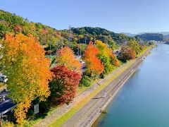 瀬田川を渡ったら、目的地の石山寺はすぐそこです!　この日はお天気が良かったこともあり、瀬田川沿いの紅葉がとってもキレイで写真撮らずにはいられませんでした。　高架になっている橋を車で渡ったら一瞬ですが、この日は徒歩だったので、こんな素晴らしい紅葉を見ることが出来ました!