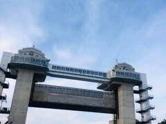沼津港大型展望水門びゅうおの全景。右岸奥にある千本浜からひたすら歩き、上の展望橋を渡り左岸から出たところ。