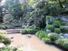 池泉鑑賞式庭園。
徳川三代将軍家光の命により作庭。