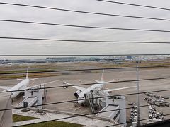 羽田空港の展望デッキです。
たくさんの飛行機にはしゃいでいる息子ですが、寒かったのとあまり時間がなかったためさっさと退散。