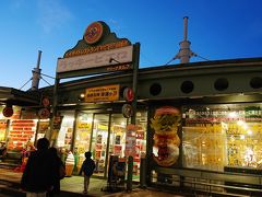 【ラッキーピエロ　マリーナ末広店】です。
同行のおばあちゃんが気になっていたお店のようで、今宵の夕ごはんはこちらにしました。
函館で人気のご当地ハンバーガー店です。