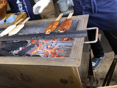 五平餅をいただきます。
わらじ型の味噌だれ　350円
あつあつでとても美味しいですよ。