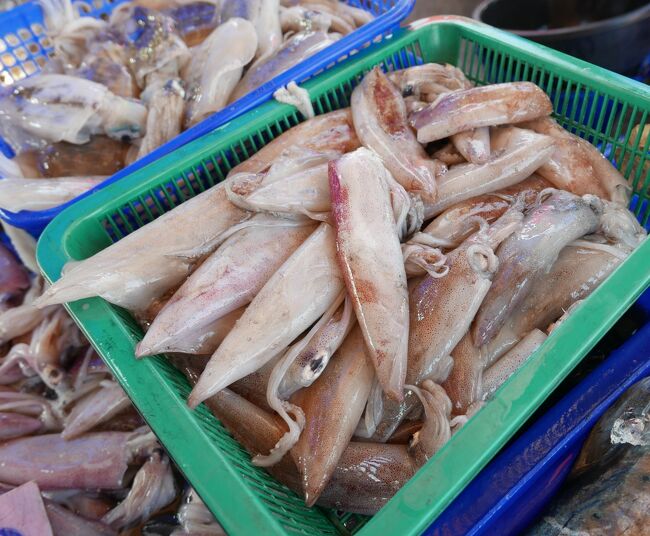 8：43　　パタヤ～バンサレー市場まで車でスクンピット通りを下る事、約30分。<br />今日は良いイカがありました1Kg　280B　1.5Kg．．．お買い上げ～420B≒1500円