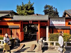 ”車折神社さん”です。
こちらは分社だったと思います。
本宮は京福電鉄嵐山線（通称・嵐電）の”車折神社前”駅すぐです。

こちらの”三船祭”は”桂川”上流の”大堰川”に舟を幾艘も浮かべる
とても風雅なお祭りです。
１度友人が誘ってくれたのですが、
友人が時間を間違えていて、
着いたら丁度お祭り終わったところでした・・・（苦笑）