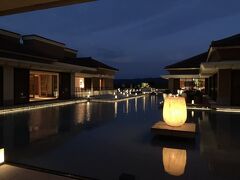 この日のディナーはハレクラニではなく、リッツカールトン沖縄へ！
実は5月の計画ではハレクラニとリッツに1泊ずつする予定だったのです。
ホテル芸人の私としてはどうしてもリッツに行ってみたかった。
ちょうどマリオットボンヴォイのキャンペーンで1万円のバウチャーが8000円で売られていたこともあり、1万円握りしめて行ってきました。


ロビーは本当に息を呑む美しさ。
実はリッツのレストランも問い合わせた時点で既に予約でいっぱいだったのです。
でも「どうしても沖縄にいる間に1万円使わないといけないんです！」と説明して笑、それならロビーラウンジでならお食事できますよと言っていただけたのでした。
