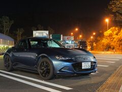 今回の旅のお供はマツダ ロードスター。人生初のオープンカーです。神戸の三ノ宮駅の近くにあるタイムズカーレンタルで借りました。

ノーズが長くて運転しづらいかなぁと思っていたのですが、タイヤの上の部分が盛り上がっていて車幅の目安になるし案外運転しやすかった。