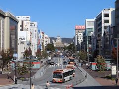 駅からお城に向かって伸びる「大手前通り」

こちらを通ってお城に向かいます！
