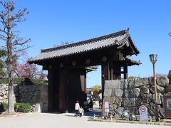 姫路城の構内に入る際
一番最初に通る門「大手門」

学生の頃　付き合っている人とこの門を一緒にくぐると別れる
と言い伝えられていた門ですｗ


