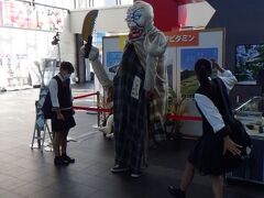 JR高松駅でよく分からないものが出迎えてくれた。