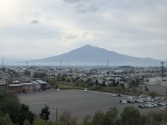 朝8時ちょっと前，ホテルの9階から岩木山が山頂まで綺麗に見えました．日中はほとんど雲がかかっているんですよね．今日のお天気はまずまずのようです．