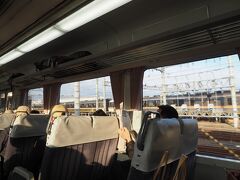 で、乗り込んだらなんとお客さんがいっぱい。ハイキング装備のおじいちゃん・おばあちゃんグループと鉢合わせしたようです。皆元気だなあ。
クロスシートの通路側が空いていたので、隣の方に断って着席。小さくなって寝てましょう。