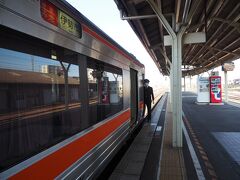 昨年、鳥羽市の神島菅島を訪問したときは、終点の伊勢市・そしてそのまま鳥羽まで乗車しましたが、今回の目的地は紀北町。
紀勢本線の分岐は多気駅ですが手前の松阪駅にて下車します。