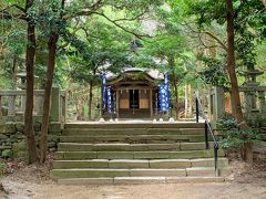 黒門をくぐって石段をあがったところにある垂裕神社。秋の紅葉・もみじの名所。