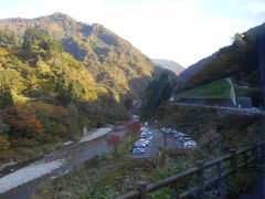 清津峡の一般駐車場に到着しました。
私たちが乗ったバスは更に奥へ走り
観光ポイントの清津峡トンネル近く
に駐車します。
１４：３０。１7度。少し晴れ。
14：４5着、15：50出発。
ここから宿泊するホテルまで40分。
ここからでもV字型に切れ込んだ山峡が
見えています。