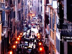 30
2009年1月
ローマ　スペイン広場より
初めて足を踏み入れたイタリア。
そしてローマ。
まだまだ旅慣れていなく、
スペイン広場の階段を上がるときも
ミサンガ売りが寄ってくる。
「ニホンジン？ナカタ シッテルヨ!」
ちょっとでも答えると執拗にまとわりついてくる。
もちろん買わなかったけど・・・

今なら「No Grazie!」
の一言で終わってしまうけど・・・

この時は全くイタリア語を使えず・・・
この旅でイタリアを大好きになってしまったので、
次の旅先もイタリアに来ると決めた。
帰国後、時間を見つけてはイタリア語を頭に叩き込んだ。

もちろんたいしたことないけど・・・笑
でも、下手なイタリア語を駆使して臨んだ次年度のイタリア旅は、
また違った面白さがあった。

