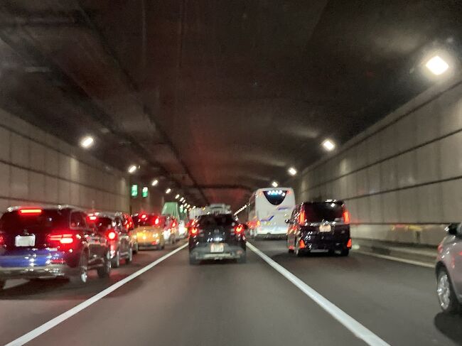 ちょっとゆっくり過ぎたかも(・_・;)<br />東扇島のトンネル手前からアクアライン方面が大渋滞。。。<br />割り込もうとする車のせいで渋滞するので勘弁してほしい。。。