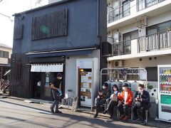 啜磨専科です。ネットで評判のラーメン店。
時刻は12:15。４人ほど並んでいましたが、10分くらいで入れました。