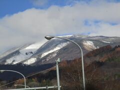 羽黒山
出羽三山は、月山、羽黒山、湯殿山の総称であり、古くから山岳修験の山として知られています。