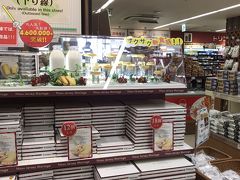 売店では限定商品のお土産が売られています。