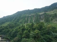 ●称名滝行のバスから

それにしてもすごい景色だな…。
断崖絶壁。
人を寄せ付けない壁、「悪城の壁」と言われているようです。
高さ500mもの岩壁が約2kmも続いています。