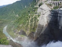 ●黒部ダム

この水を堰き止めた大きな壁を「えん提」と呼ぶそうです。
この高さは、何と、186m。
日本一なんだそうです。