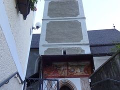 教会に登ってきました。「山の上のマリア教会」、カトリックの教会です。
1150年の創建当時の塔が残っている・・・とのことでしたが、この塔、かなぁ。
塔の屋根部分は、1750年の火事でバロック様式の屋根になったそうですが。