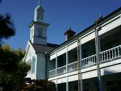 昼食後に歩いて出島へやってきました。
東側の明治ゲートから入場しました。
写真は旧出島神学校です。