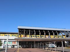 ブラブラと歩いているうちにＪＲ高知駅に来ました。おや、アンパンマン仕様の電車が止まっていますね。
