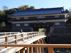 昼間の「鼠多門・鼠多門橋」。
2020年7月18日完成とのことで、まだ4ヶ月しか経っておらずきれいです。
この橋を通って尾山神社に行けます。