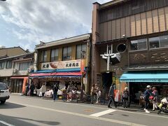 帰りにまた昨日の町営駐車場に車を停めて、いつものお店へ。

