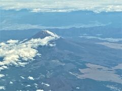 恒例の富士山です。
富士山を観たくて右側座席に乗ります。
今回は少し雪化粧しておりました。